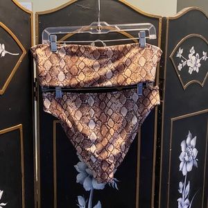 Kendall & Kylie snake skin two piece suit 🔥